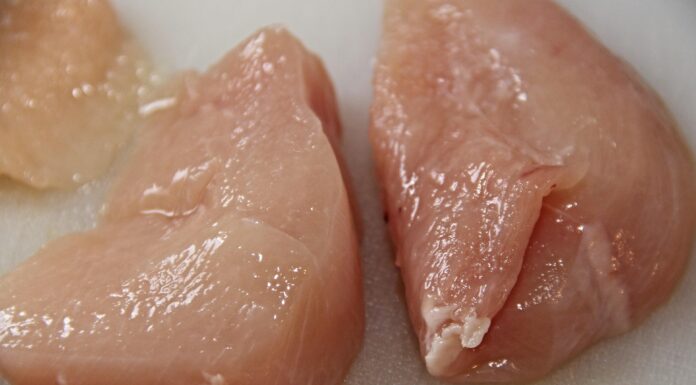 Preço do frango dispara e supera carne suína após 22 anos