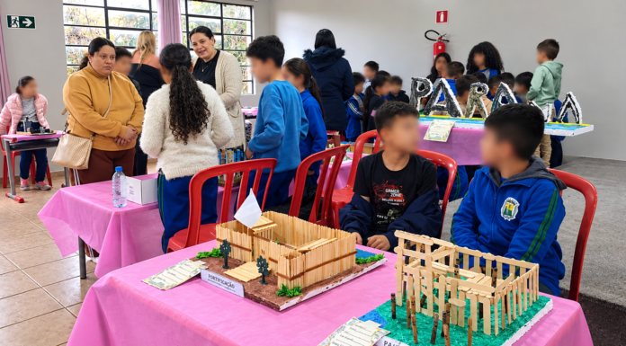Alunos da Escola Oscar Rocker apresentam maquetes sobre o Paraná